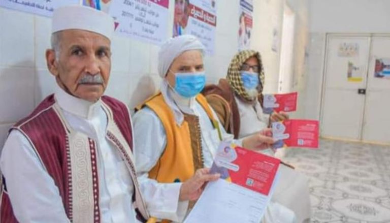 مواطنون بأحد مراكز التطعيم بلقاح كورونا في ليبيا. 