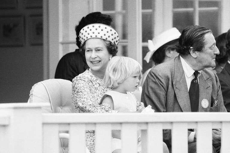 الملكة إليزابيث الثانية وابنة حفيدها، الأميرة شارلوت