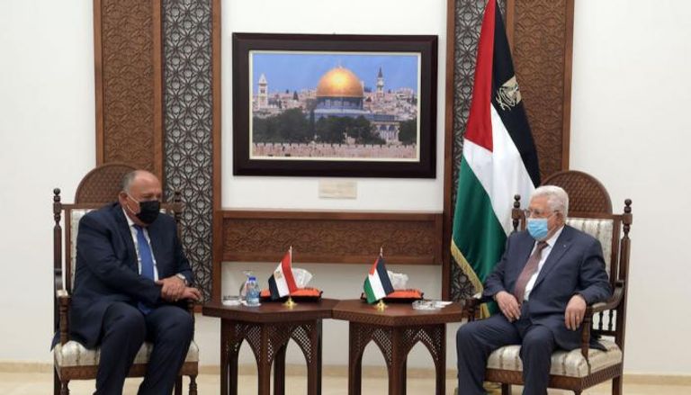 الرئيس الفلسطيني خلال لقاء وزير الخارجية المصري
