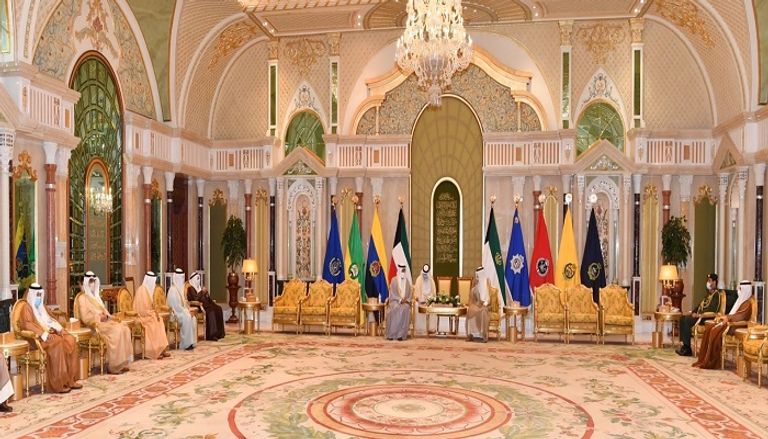 السفير مطر حامد النيادي يقدم أوراق اعتماده إلى أمير الكويت 