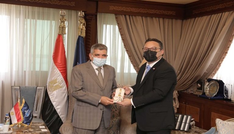 جانب من استقبال وفد بنما في القاهرة استقبال رئيس قناة السويس لسفير بنما في القاهرة