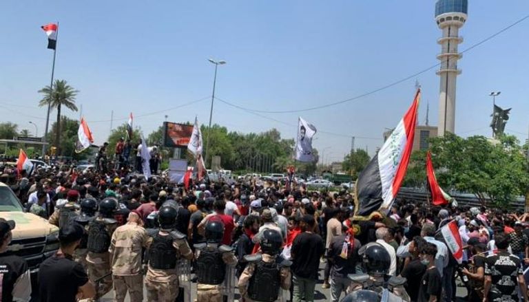 متظاهرون عند ساحة النسور غربي العاصمة بغداد