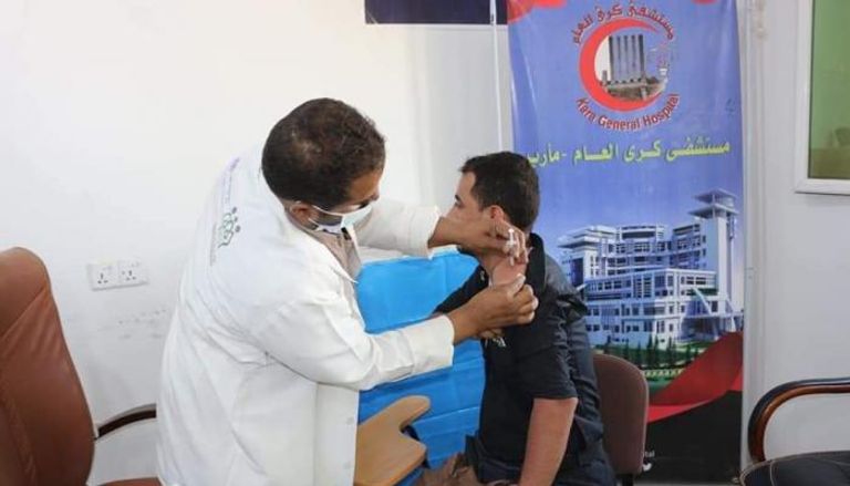 رجل يحصل على جرعة لقاح كورونا في اليمن