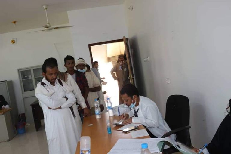 رجل يحصل على جرعة لقاح كورونا في اليمن