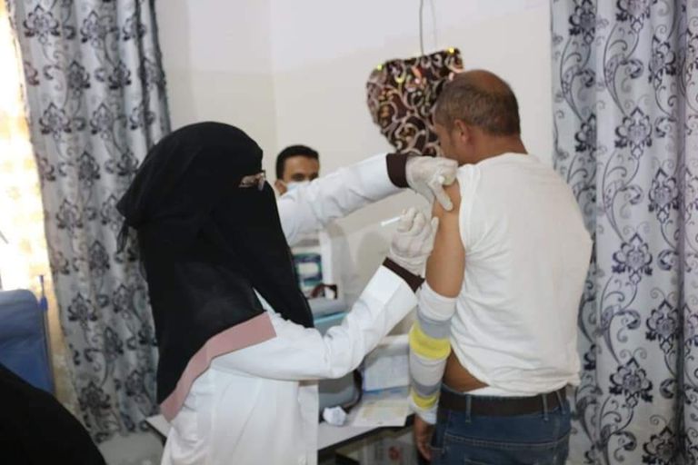 رجل يحصل على جرعة لقاح كورونا في اليمن