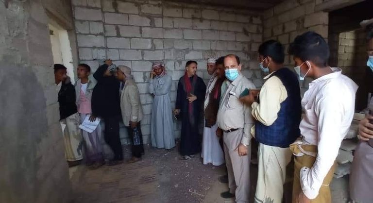 رجل يحصل على جرعة لقاح كورونا في اليمن