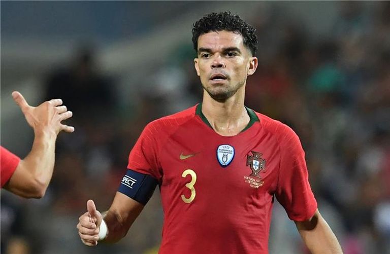 بيبي لاعب البرتغال كريستيانو رونالدو مع لوكا مودريتش