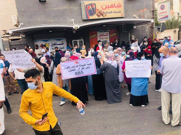 عناصر طبية تتظاهر أمام مقر رئاسة الوزراء الليبية
