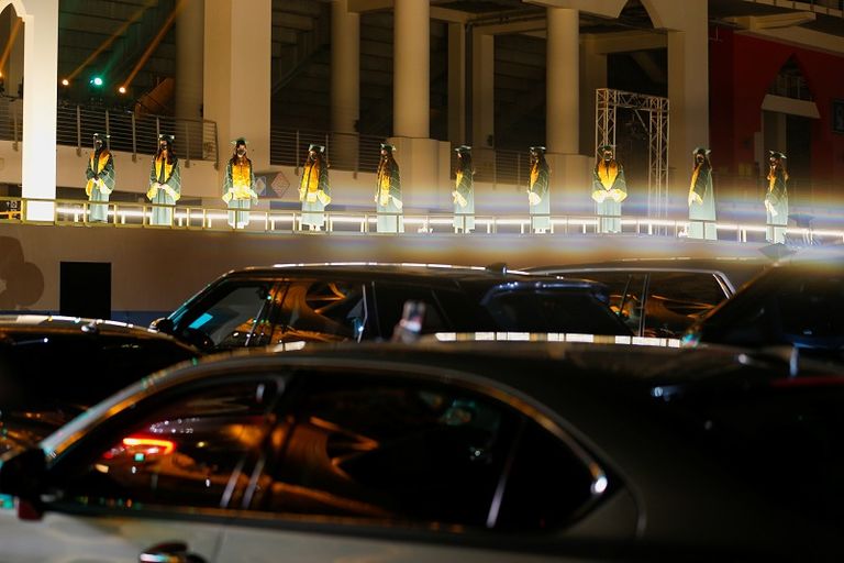 الآباء عبروا عن سعادتهم وامتنانهم بإطلاق أبواق سياراتهم