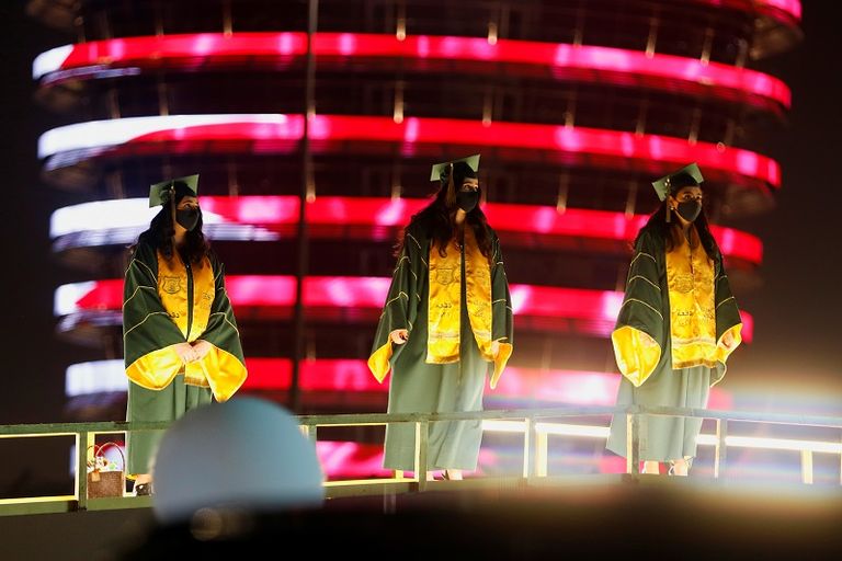 الآباء عبروا عن سعادتهم وامتنانهم بإطلاق أبواق سياراتهم