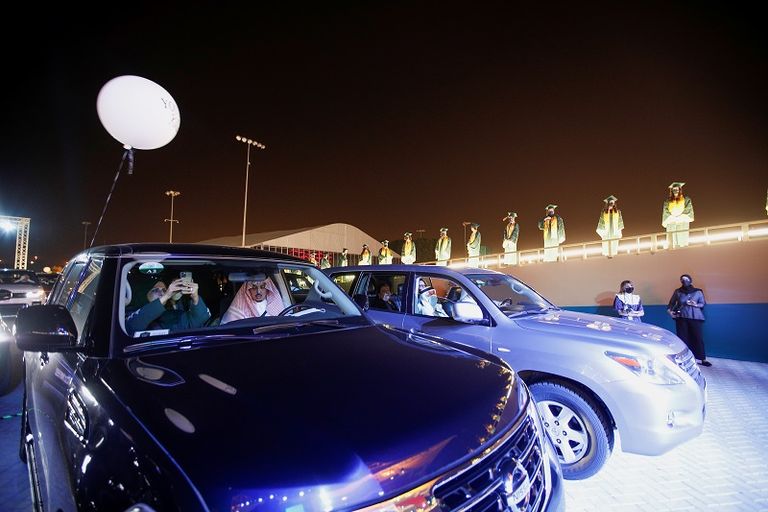 الآباء عبروا عن سعادتهم وامتنانهم بإطلاق أبواق سياراتهم