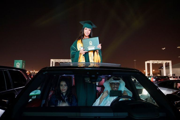 الآباء عبروا عن سعادتهم وامتنانهم بإطلاق أبواق سياراتهم