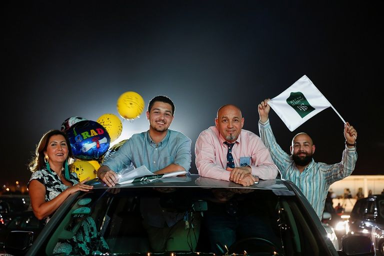 الآباء عبروا عن سعادتهم وامتنانهم بإطلاق أبواق سياراتهم