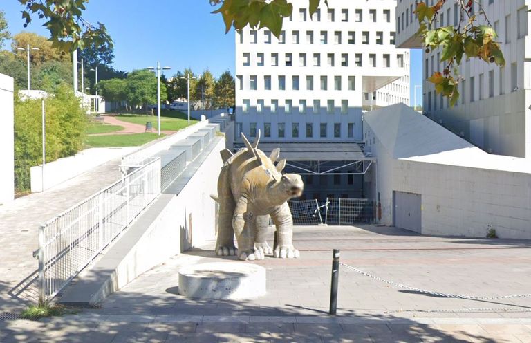 تمثال الديناصور