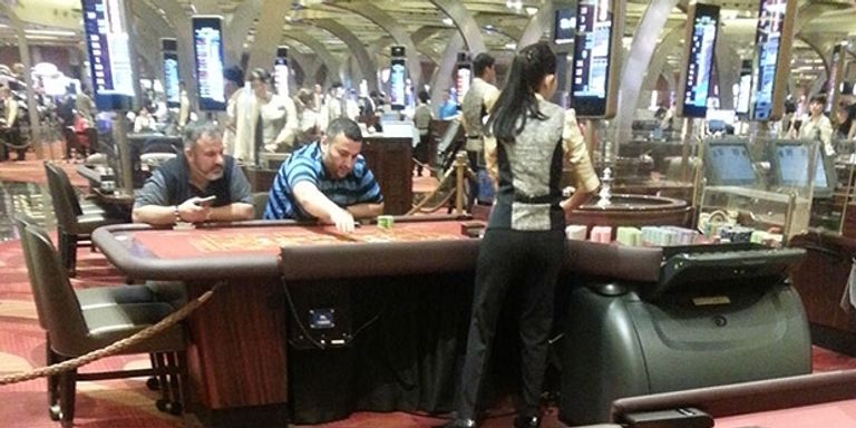 صورة لـ إركام يلدريم داخل نادي للقمار في سنغافورة