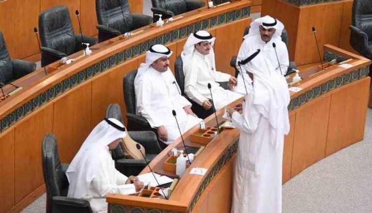 نواب كويتيون يجلسون بمقاعد الحكومة بالبرلمان
