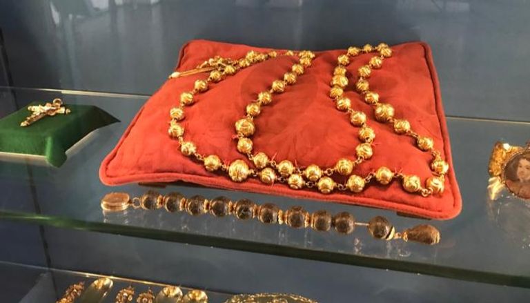 المسبحة الذهبية للملكة ماري، والتي تمت سرقتها