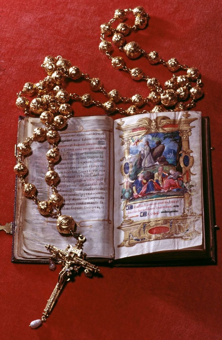 المسبحة الذهبية للملكة ماري، والتي تمت سرقتها