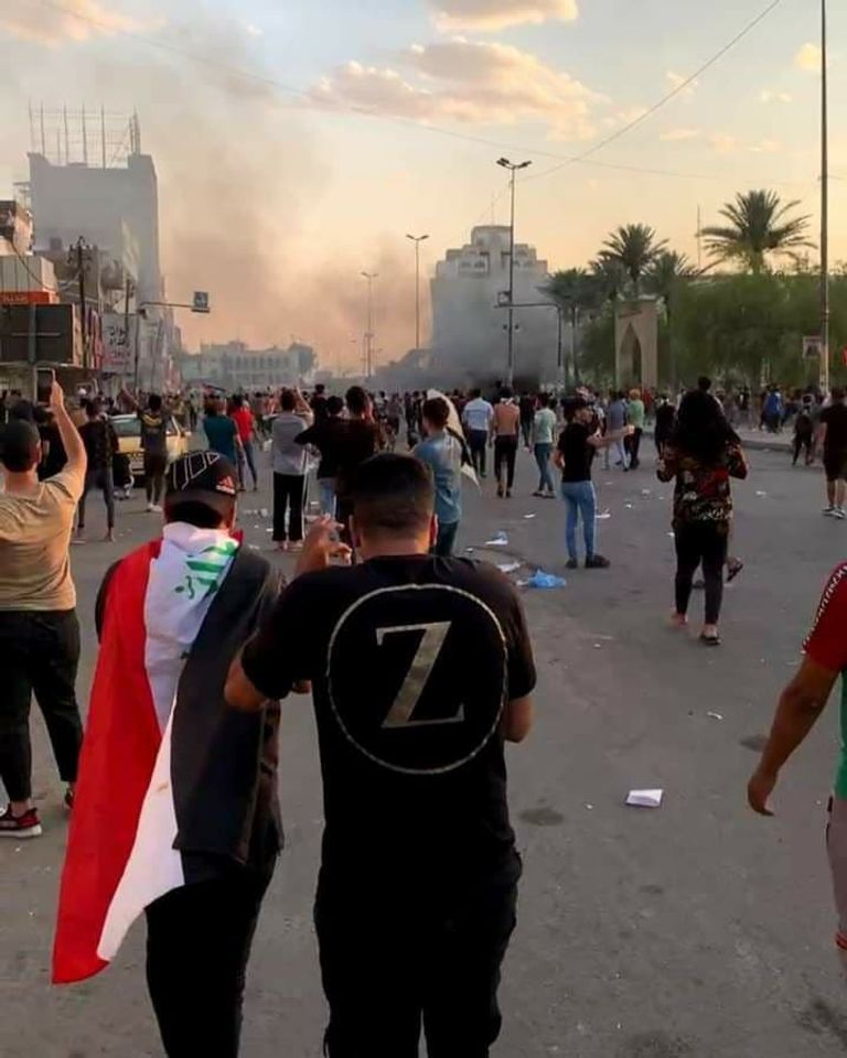 متظاهرون يضرمون النار بكرافانات تابعة لقوات أمنية ببغداد