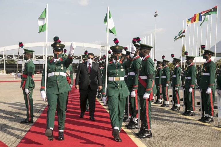 مراسم استقبال رئيس المجلس الرئاسي الليبي محمد المنفي في نيجيريا