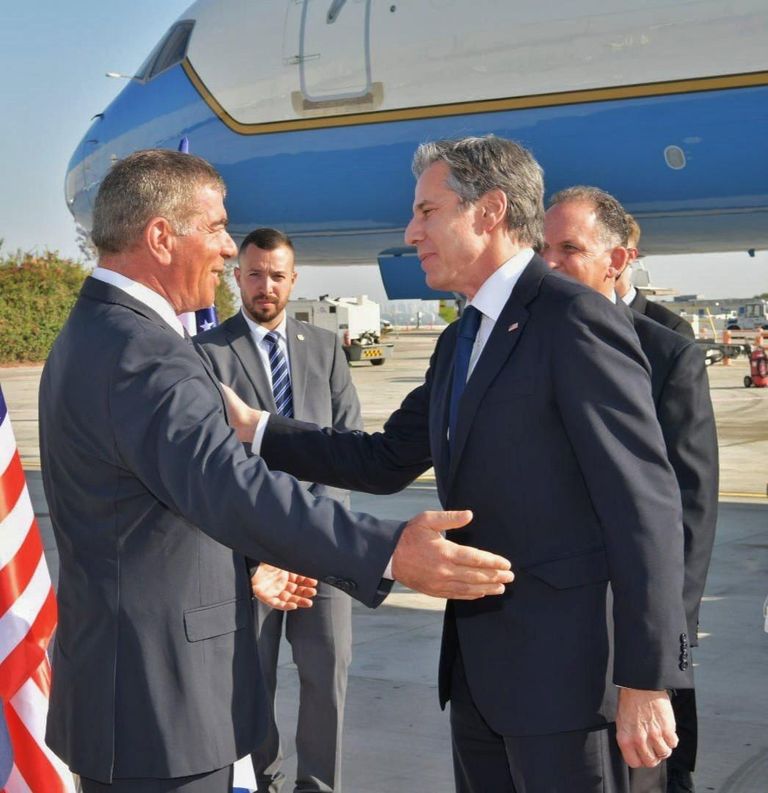 أنتوني بلينكن وجابي أشكنازي في مطار بن جوريون