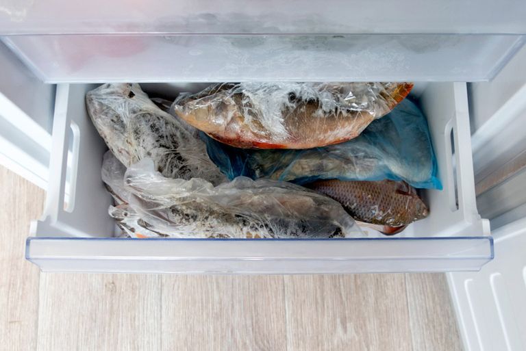 البطاطس واللحوم المعالجة من الأطعمة التي لا ينصح بتخزينها في الفريزر