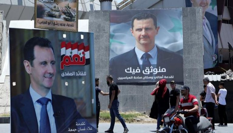 صور دعائية لبشار الأسد - رويترز