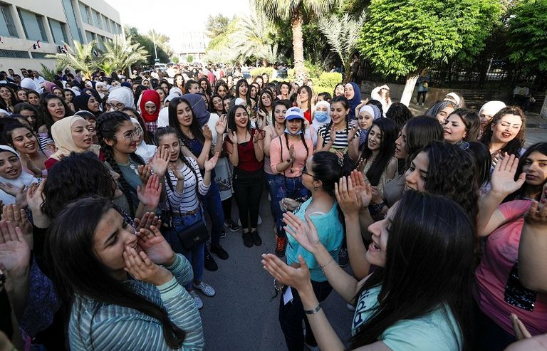 صورة دعائية للأسد على مبنى مدمر