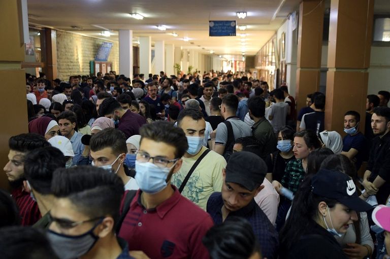 صورة دعائية للأسد على مبنى مدمر