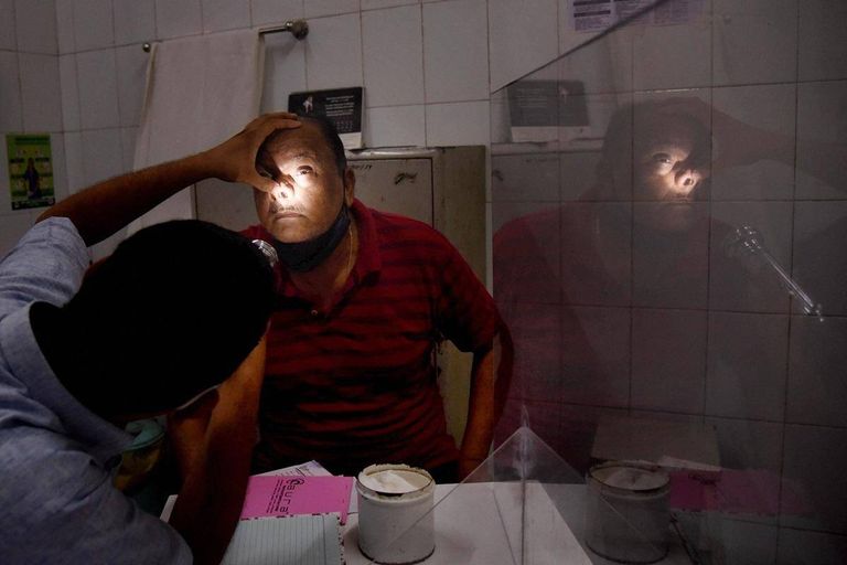 أطباء بجوار مصاب بفيروس كورونا