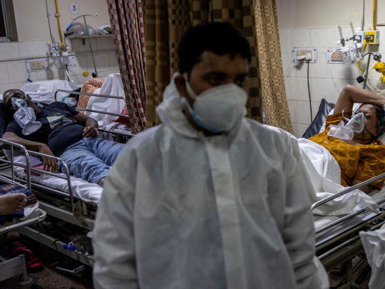 أطباء بجوار مصاب بفيروس كورونا