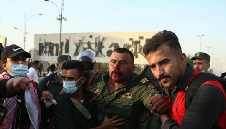إصابة أمني بتبادل عنف مع المتظاهرين في بغداد
