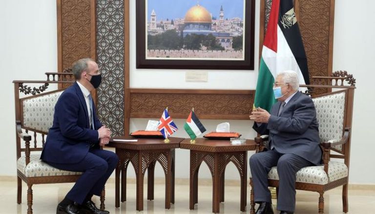 جانب من لقاء عباس ووزير الخارجية البريطاني 