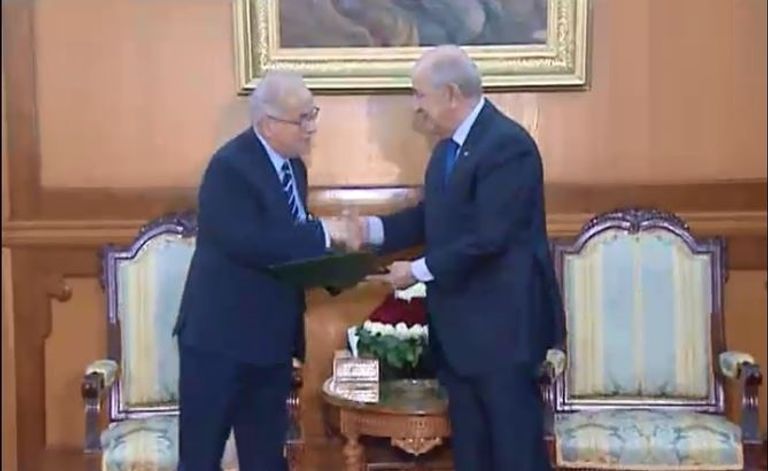 الرئيس الجزائري مع كريم يونس بعد تعيينه وسيطا للجمهورية - أرشيفية