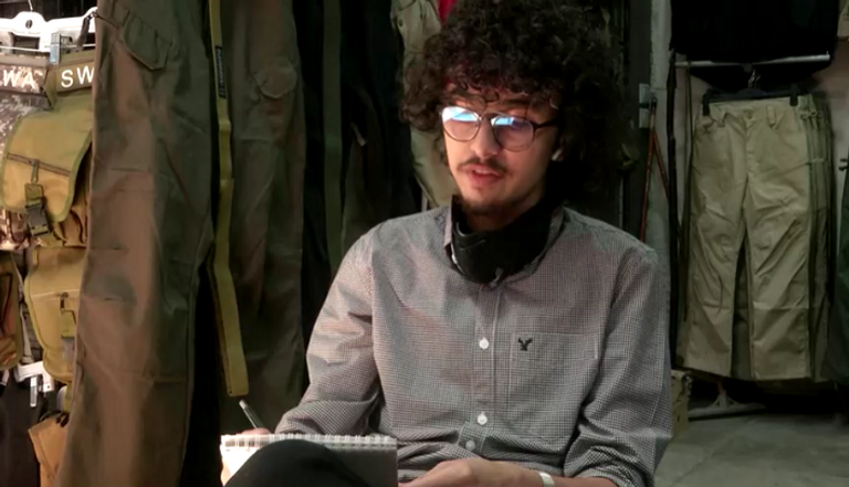 الشاب الأردني أحمد الريماوي يقدم رسمة لأحد الأشخاص