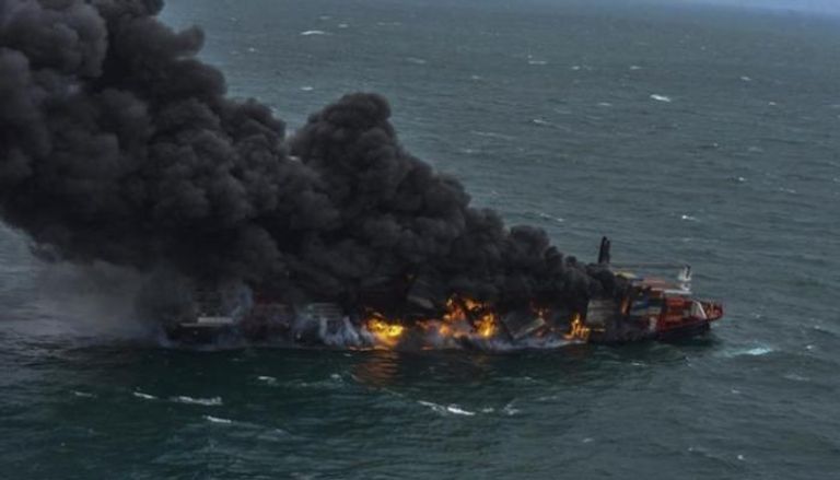 حريق في سفينة قبالة سريلانكا