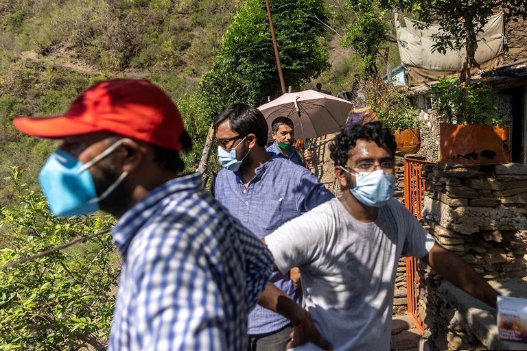 امرأة تتلقى لقاحا ضد فيروس كورونا في الهند