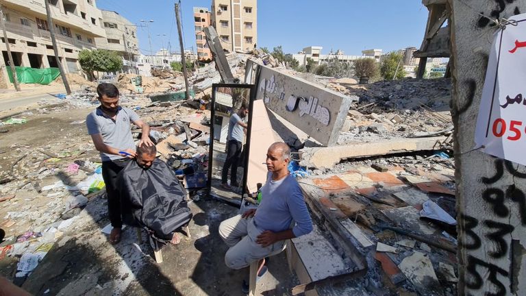 صالون الحلاقة على أنقاض بناية مدمرة