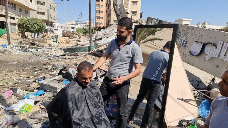 صالون الحلاقة على أنقاض بناية مدمرة