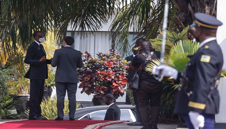 ماكرون يصل رواندا وكاجامي في استقباله 