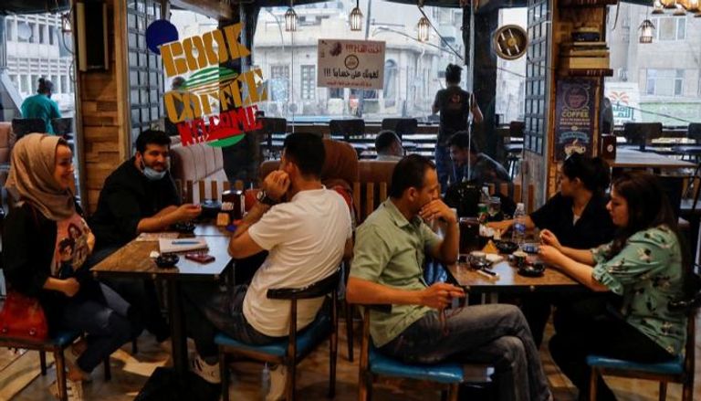 عراقيون يحتسون القهوة مجانا لحصولهم على تطعيم كورونا