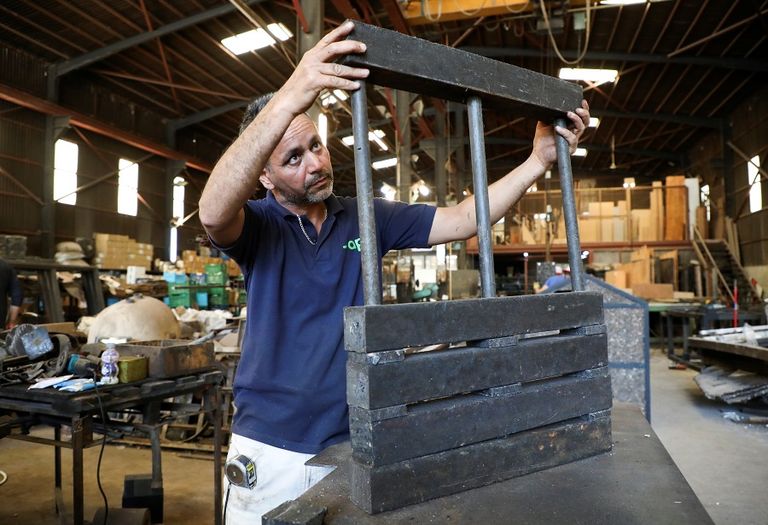 تركيب غطاء من البلاستيك المضغوط لبلاعة صرف صحي في لبنان