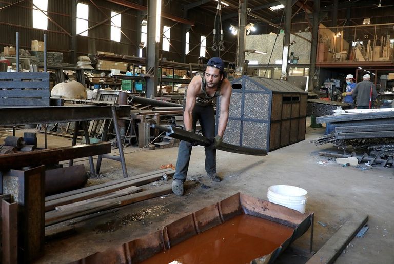 تركيب غطاء من البلاستيك المضغوط لبلاعة صرف صحي في لبنان