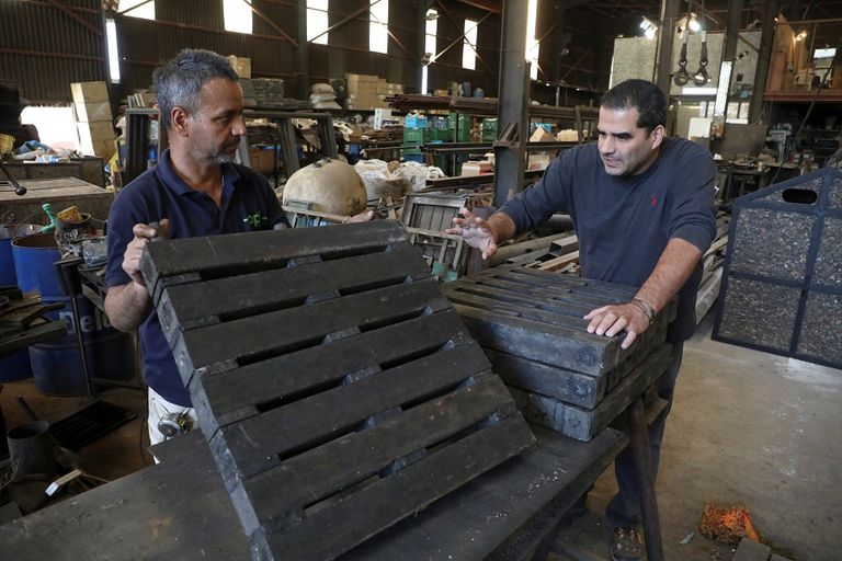 تركيب غطاء من البلاستيك المضغوط لبلاعة صرف صحي في لبنان