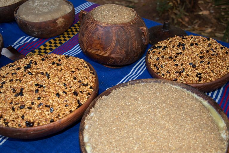 سيدة إثيوبية من قومية جيديو تستعرض وجبات تقليدية