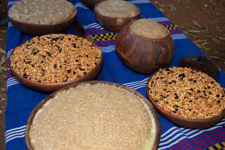 سيدة إثيوبية من قومية جيديو تستعرض وجبات تقليدية