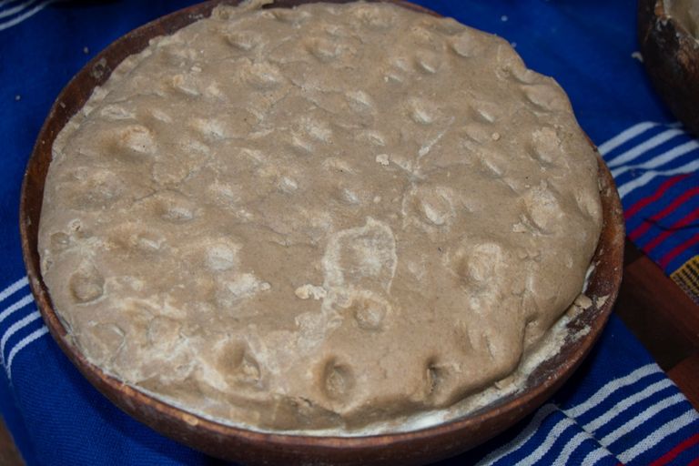 سيدة إثيوبية من قومية جيديو تستعرض وجبات تقليدية