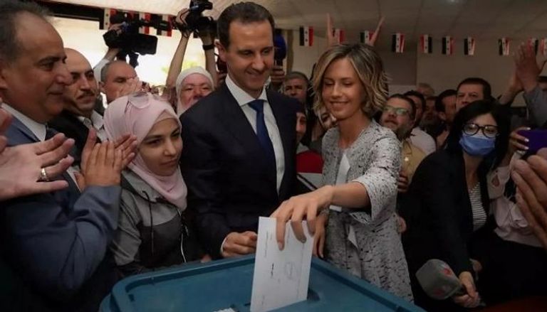 الرئيس السوري وقرينته خلال الإدلاء بصوتيْهما في الانتخابات