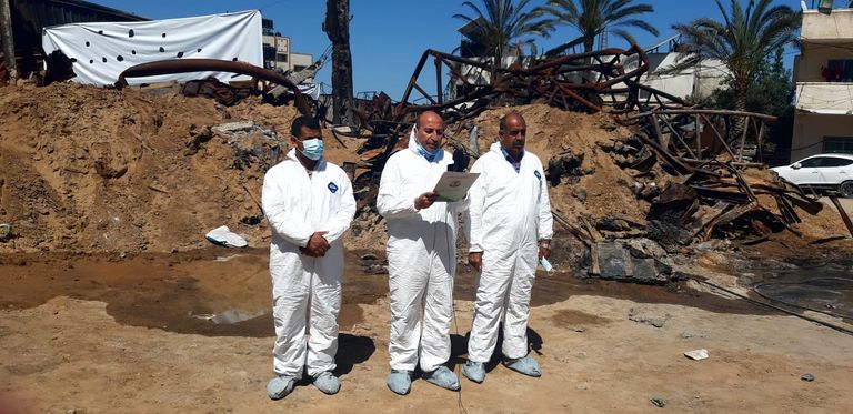 مؤتمر صحفي لقيادات وزارة الزراعة الفلسطينية على أنقاض الشركة المدمرة