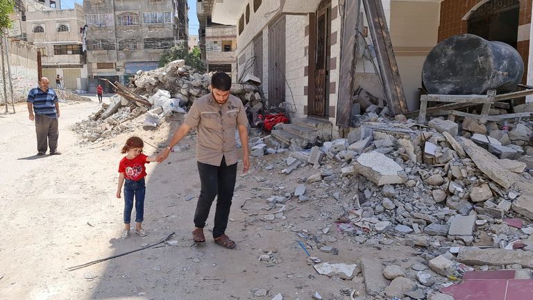 ماريا ووالدها على أنقاض منزلهما المدمر